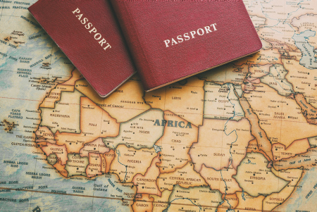 Reisepaesse liegen auf afrikanischer Landkarte