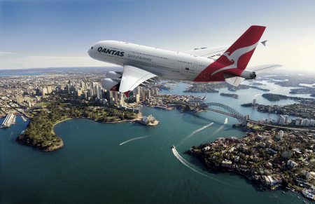 A 380 von Qantas Airways über dem Sydney Hafen, New South Wales, Australien